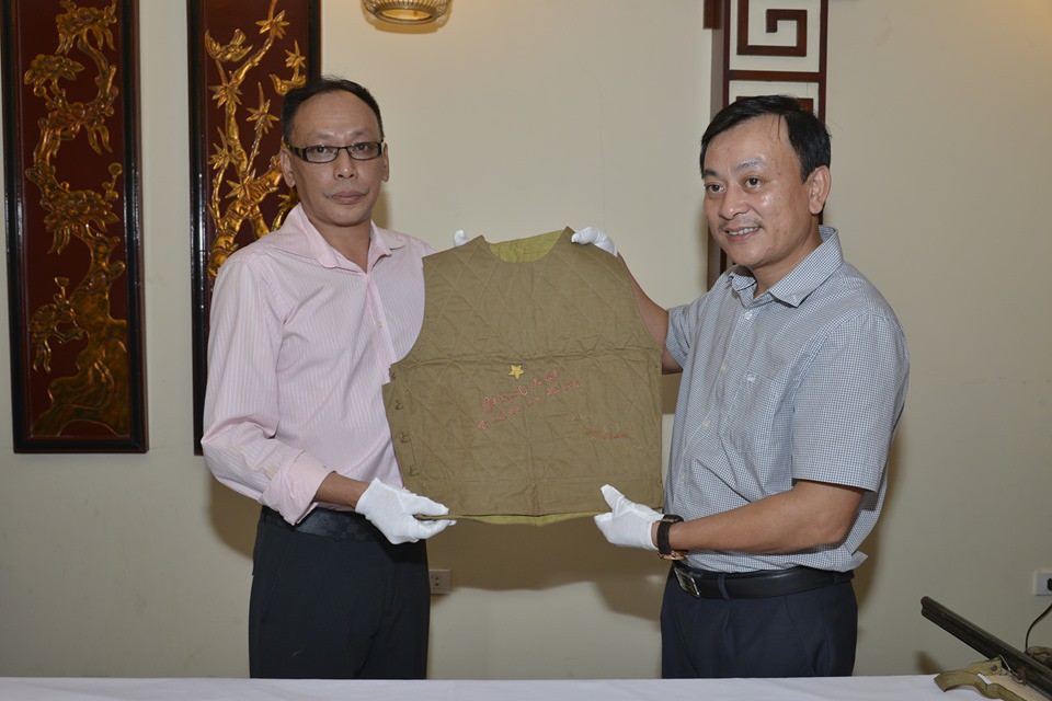 Hiến tặng kỷ vật quý của dòng họ Vương cho Bảo tàng Hồ Chí Minh
