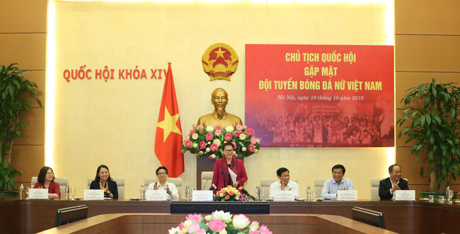Chủ tịch Quốc hội Nguyễn Thị Kim Ngân gặp mặt đội tuyển bóng đá nữ Việt Nam