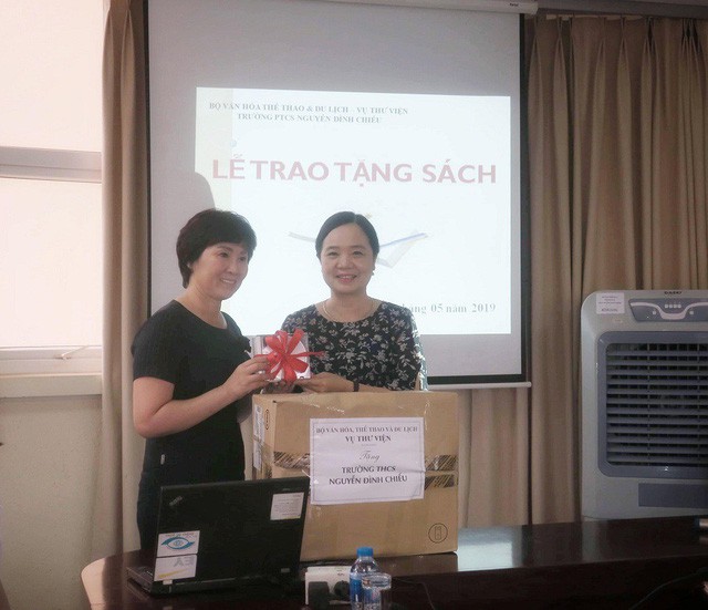 Vụ Thư viện trao tặng sách, đĩa cho học sinh trường PTCS Nguyễn Đình Chiểu 