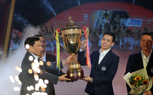  Bộ trưởng Nguyễn Ngọc Thiện trao Cup vô địch V.League cho CLB Hà Nội