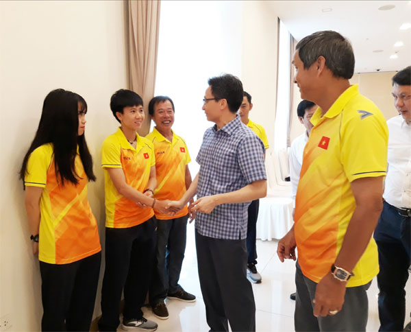 Phó Thủ tướng Vũ Đức Đam gặp mặt đội tuyển bóng đá nữ Việt Nam