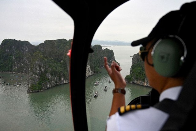 Hãng tin AFP ấn tượng trực thăng ngắm cảnh Vịnh Hạ Long