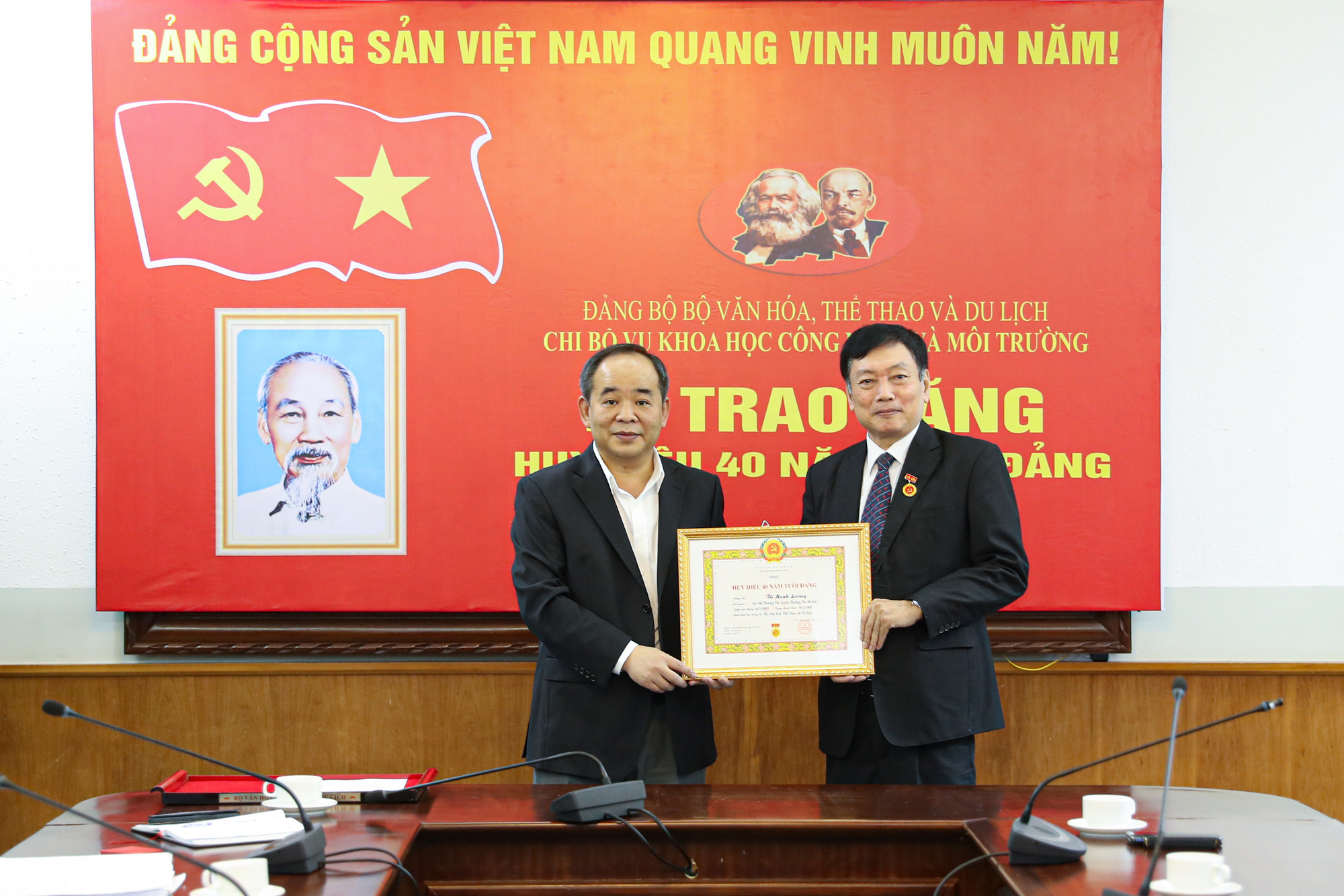 Thứ trưởng Lê Khánh Hải trao Huy hiệu 40 năm tuổi Đảng cho Vụ trưởng Vụ Khoa học, Công nghệ và Môi trường