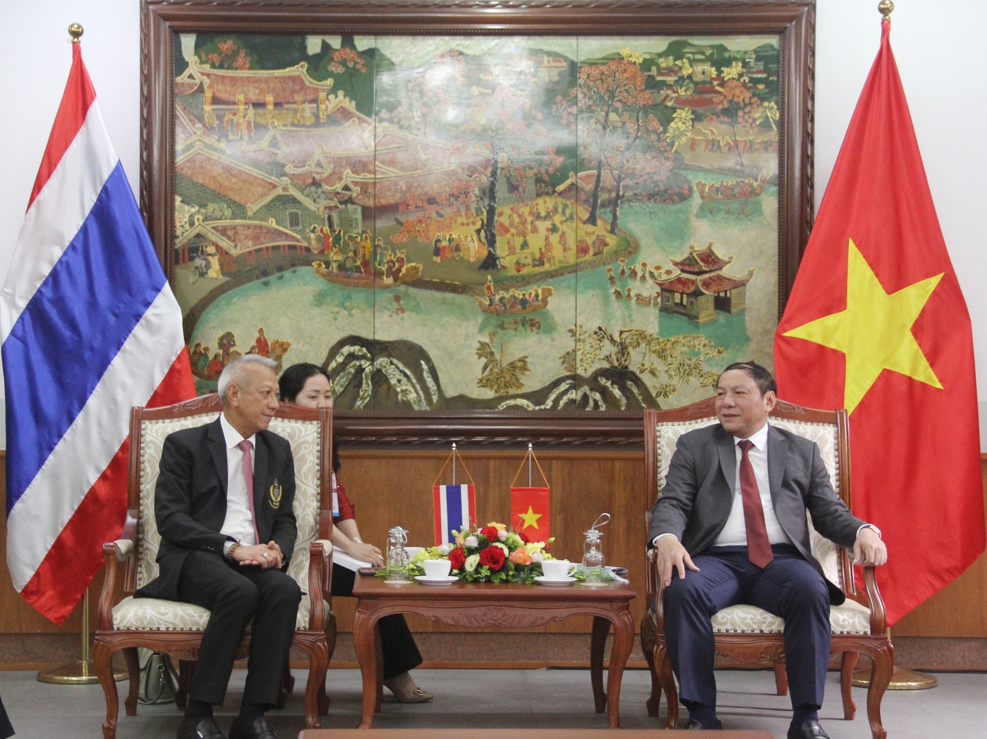 Bộ trưởng Nguyễn Văn Hùng tiếp Bộ trưởng Bộ Du lịch và Thể thao Thái Lan và Chủ tịch Liên đoàn Bắn súng Châu Á