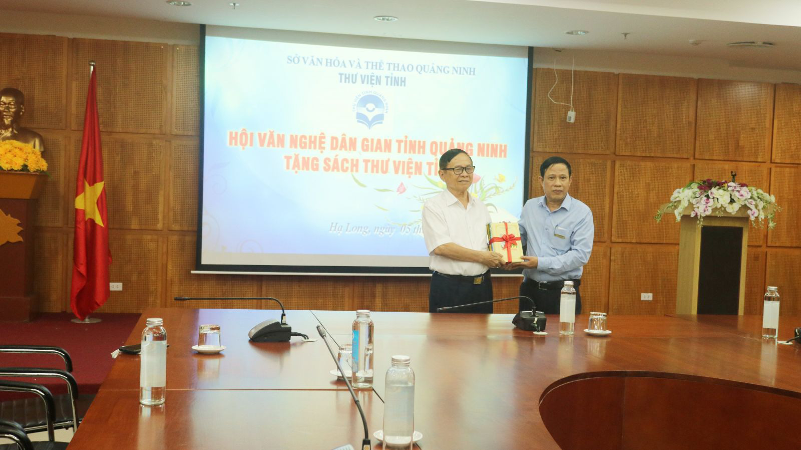 Trao tặng 100 bản sách cho Thư viện tỉnh Quảng Ninh