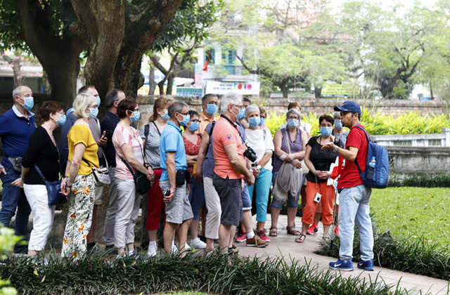 Việt Nam yêu cầu công dân nước ngoài thực hiện nghiêm việc đeo khẩu trang tại nơi công cộng