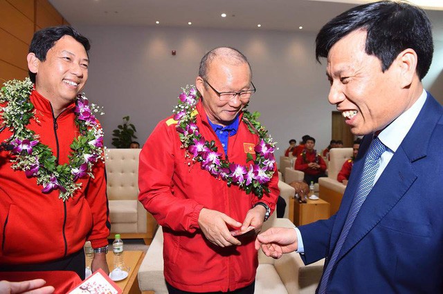 Bộ trưởng Nguyễn Ngọc Thiện đón Đội tuyển Việt Nam