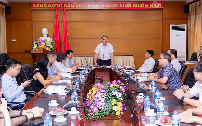 Thứ trưởng Nguyễn Văn Hùng đến thăm và làm việc với trường Cao đẳng Du lịch Hà Nội