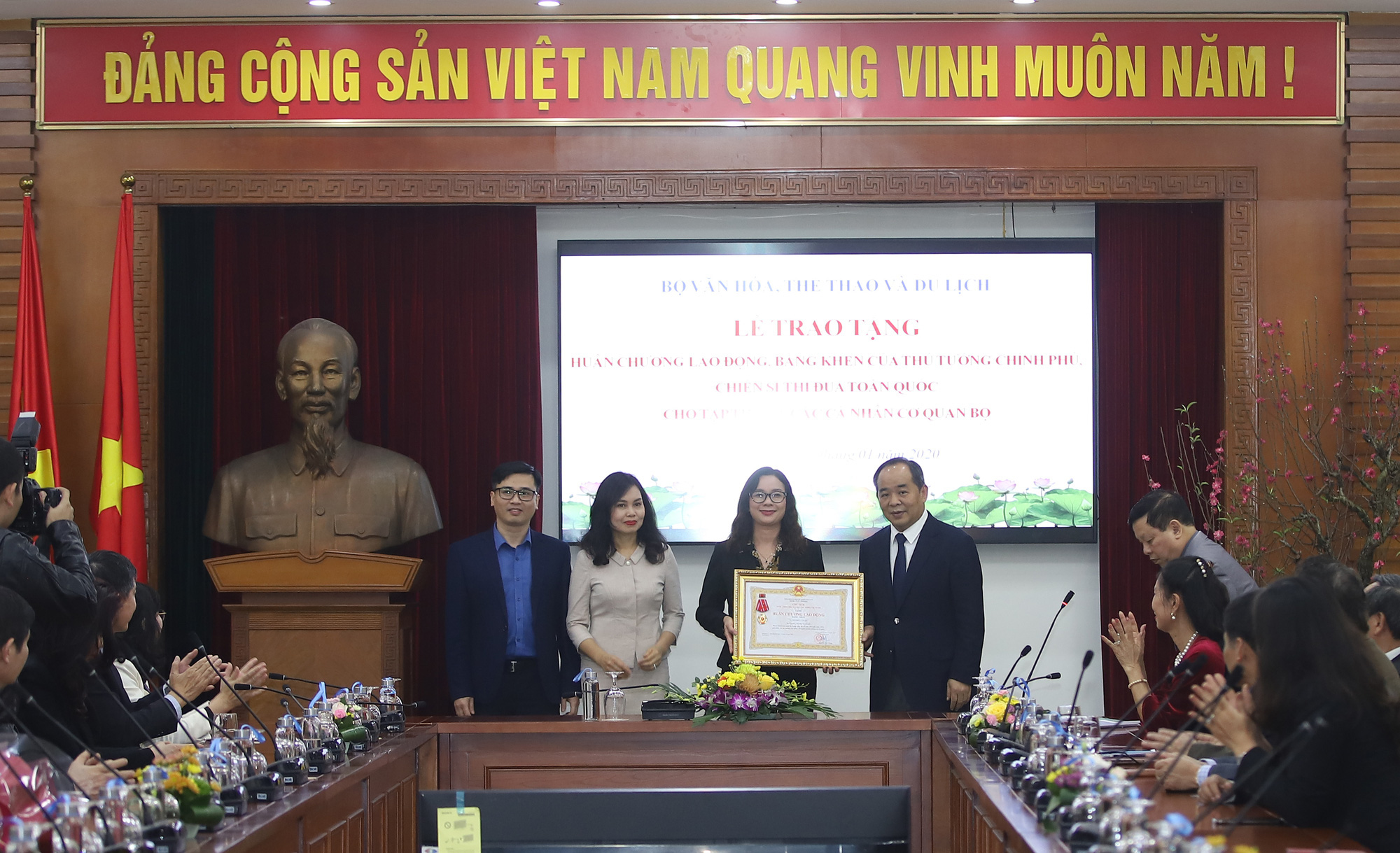 Trao tặng nhiều Huân chương của Chủ tịch nước, Bằng khen của Thủ tướng Chính phủ cho các tập thể, cá nhân xuất sắc thuộc Bộ VHTTDL