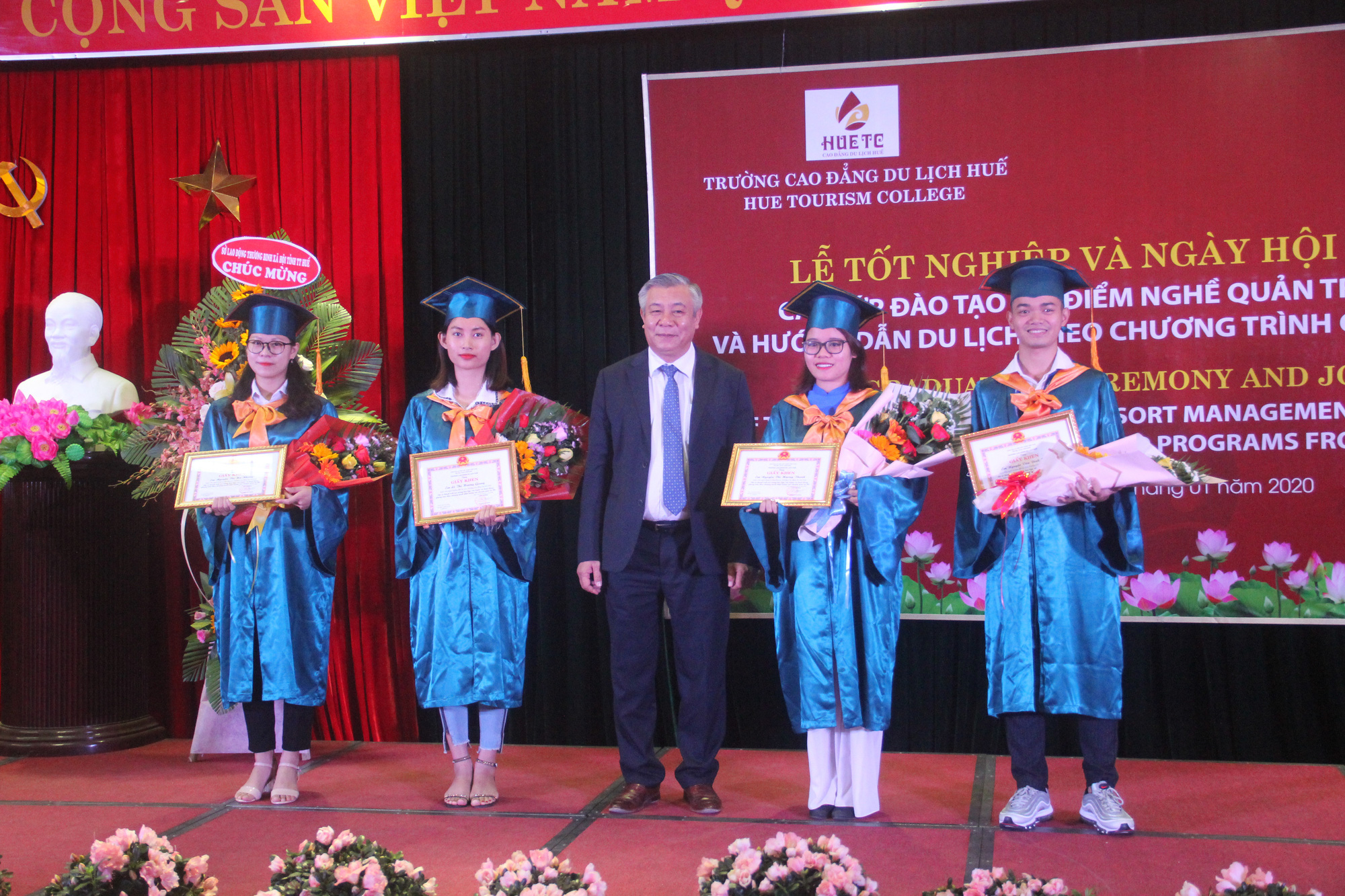 Trao bằng tốt nghiệp cho sinh viên ngành du lịch được đào tạo theo chương trình từ Úc