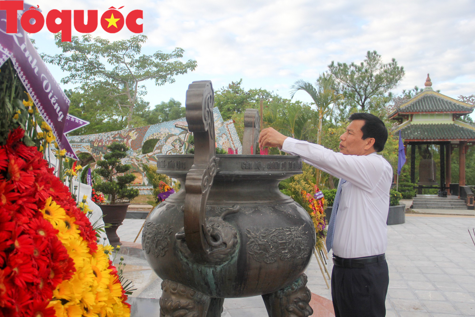 Bộ trưởng Nguyễn Ngọc Thiện dâng hương tại Nghĩa trang Liệt sỹ Thành phố Huế