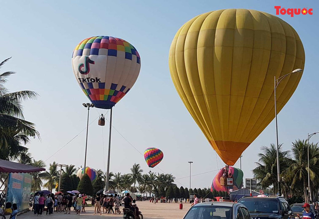 Trình diễn khinh khí cầu bên bờ biển Đà Nẵng