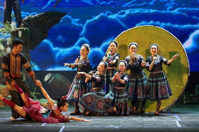 Trình diễn bản sắc văn hóa dân tộc Mông tại Nhà hát Lớn