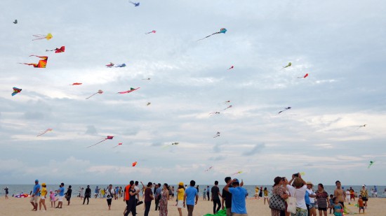 Hơn 150 cánh diều đầy màu sắc bay lượn giữa bầu trời xanh trên biển Phan Thiết