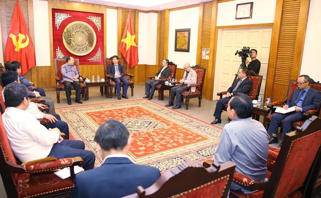 Thứ trưởng Lê Quang Tùng làm việc với Ban Phụ trách Bảo tàng Kay- sỏn Phôm -vi -hản của Lào
