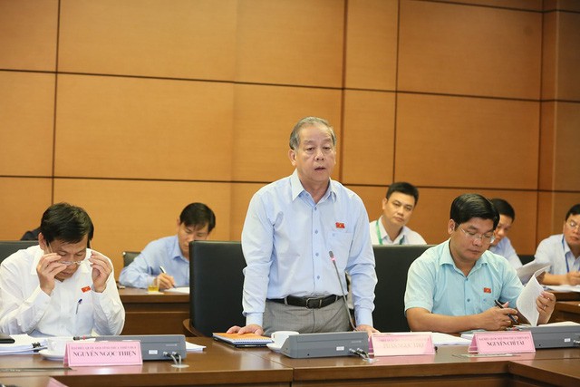 Bộ trưởng Nguyễn Ngọc Thiện tham gia phiên thảo luận tại tổ về báo cáo kinh tế, xã hội