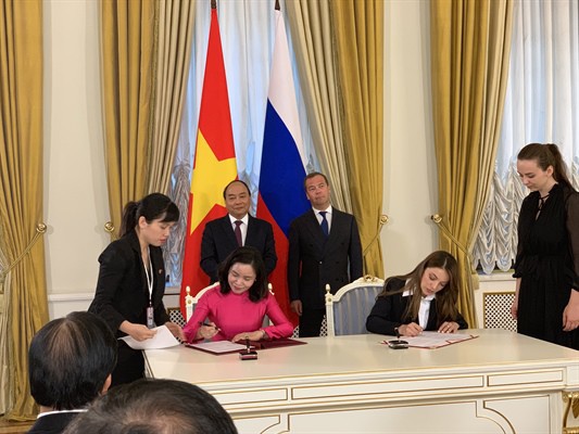 Thủ tướng Nguyễn Xuân Phúc và Thủ tướng Nga Medvedev chứng kiến lễ ký kết biên bản ghi nhớ về hợp tác trong lĩnh vực du lịch