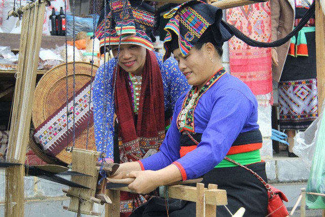 Trải nghiệm nghề dệt thủ công truyền thống các dân tộc tại 