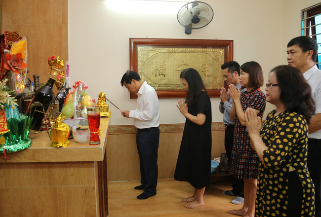 Bộ trưởng Nguyễn Ngọc Thiện thăm gia đình các cán bộ, công chức là con liệt sĩ