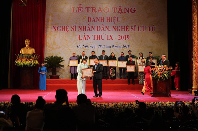 Thủ tướng Nguyễn Xuân Phúc: Các nghệ sỹ thực sự là những ngôi sao chiếu sáng bầu trời nghệ thuật của Việt Nam