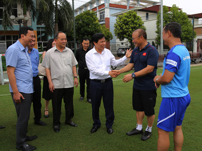 Bộ trưởng Nguyễn Ngọc Thiện thăm Đội tuyển bóng đá Việt Nam trước giờ lên đường thi đấu vòng loại Word Cup