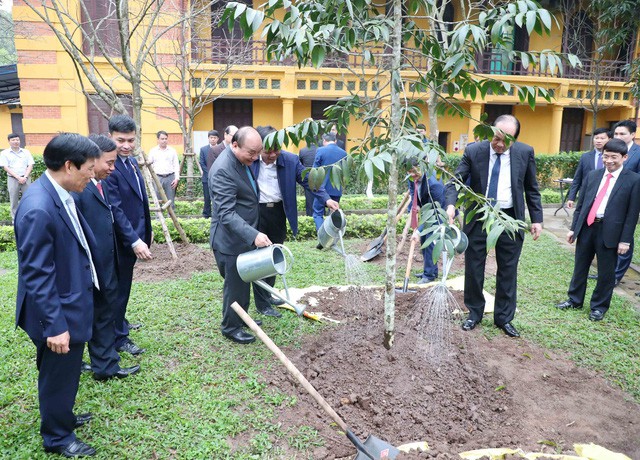 Đầu xuân Kỷ Hợi 2019, Thủ tướng dâng hương và trồng cây lưu niệm tại Khu di tích Chủ tịch Hồ Chí Minh tại Phủ Chủ tịch
