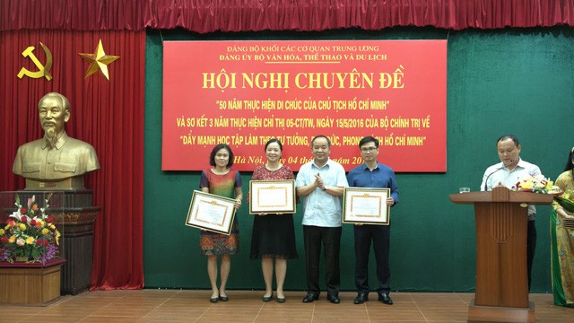 Khen thưởng 30 tập thể, cá nhân của Bộ VHTTDL đạt thành tích xuất sắc trong học tập và làm theo tư tưởng, đạo đức, phong cách Hồ Chí Minh