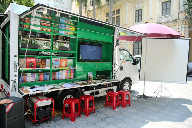 Lễ trao tặng xe ô tô thư viện lưu động đa phương tiện cho 31 thư viện tỉnh/thành phố