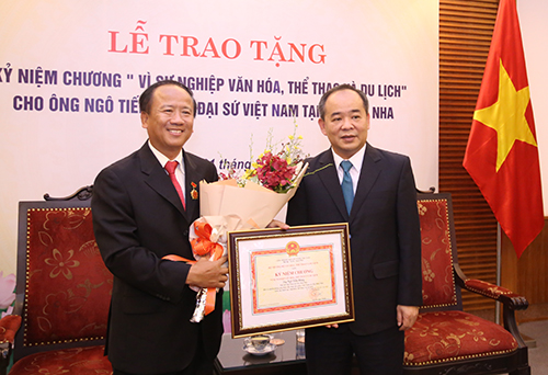 Trao Kỷ niệm chương “Vì sự nghiệp Văn hóa, Thể thao và Du lịch” cho Đại sứ Việt Nam tại Tây Ban Nha