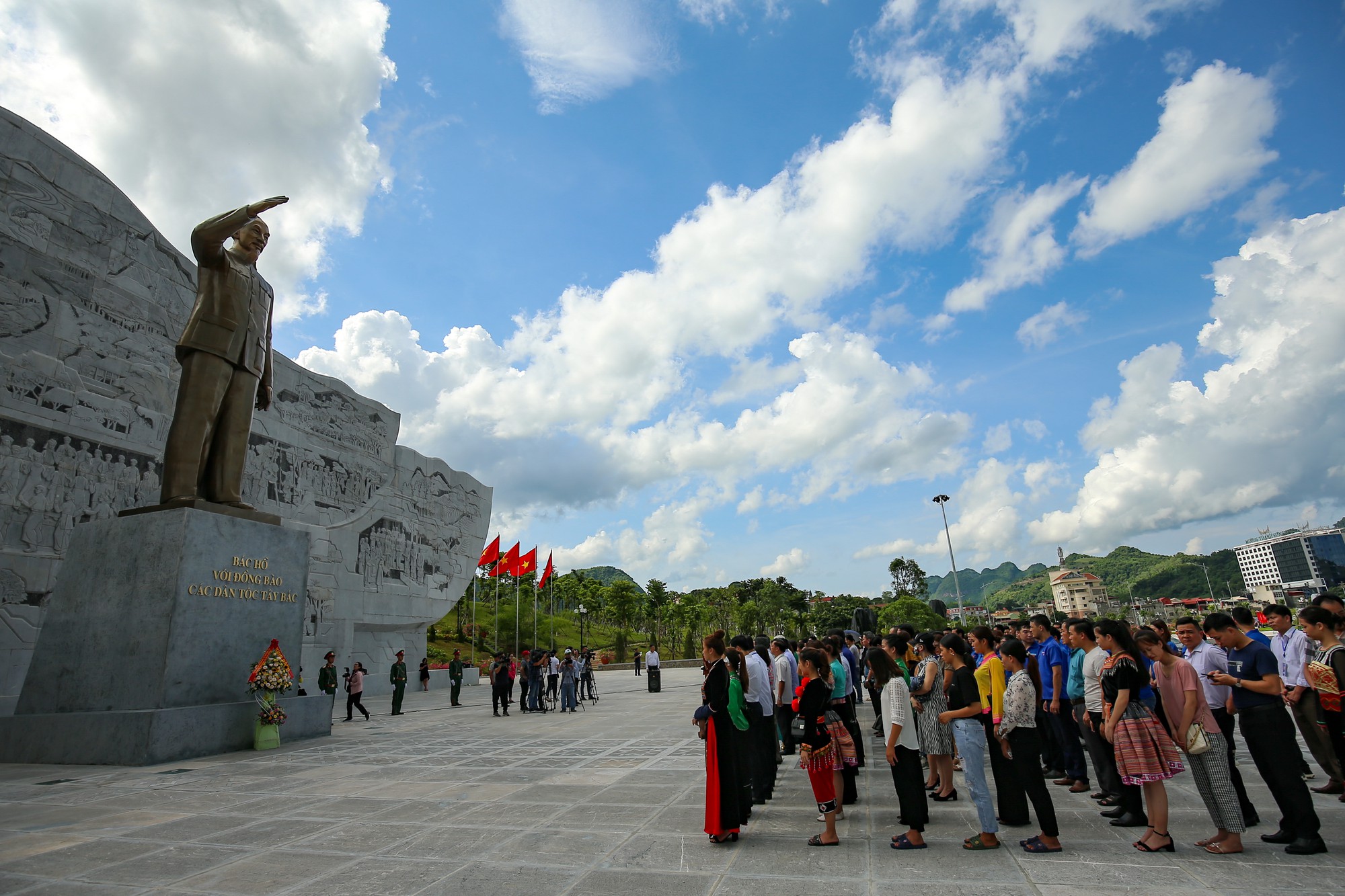 Thứ trưởng Trịnh Thị Thuỷ cùng đồng bào các dân tộc dâng hương Chủ tịch Hồ Chí Minh