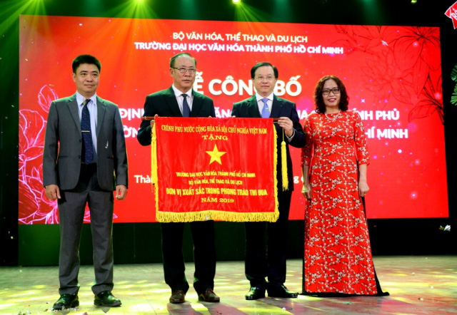 Trường Đại học Văn hóa thành phố Hồ Chí Minh vinh dự nhận Cờ thi đua của Chính phủ