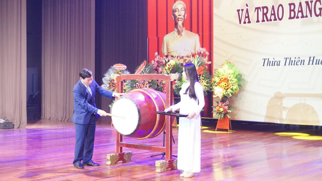 Bộ trưởng Nguyễn Ngọc Thiện dự lễ khai giảng Học viện Âm nhạc Huế