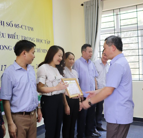 Tuyên dương tập thể, cá nhân tiêu biểu trong học tập và làm theo tư tưởng, đạo đức, phong cách Hồ Chí Minh