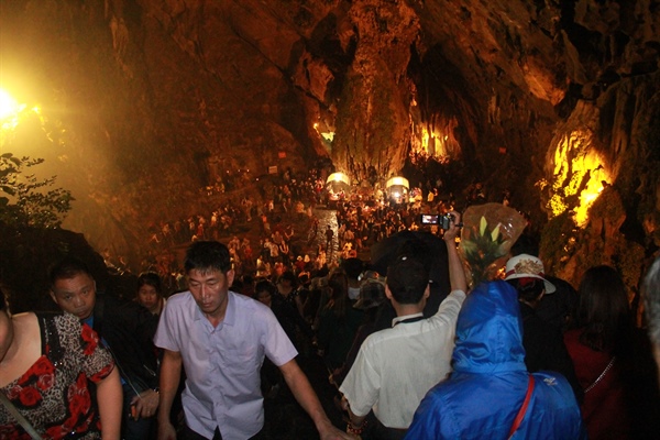 Bộ VHTTDL: Không để xảy ra “chặt chém”, mê tín dị đoan tại Lễ hội chùa Hương