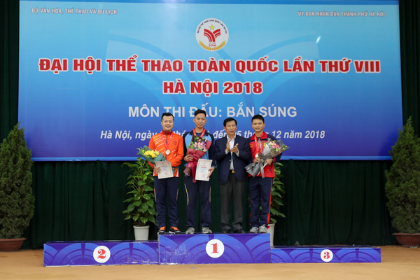 Bộ trưởng Nguyễn Ngọc Thiện trao thưởng cho các xạ thủ bắn súng xuất sắc 
