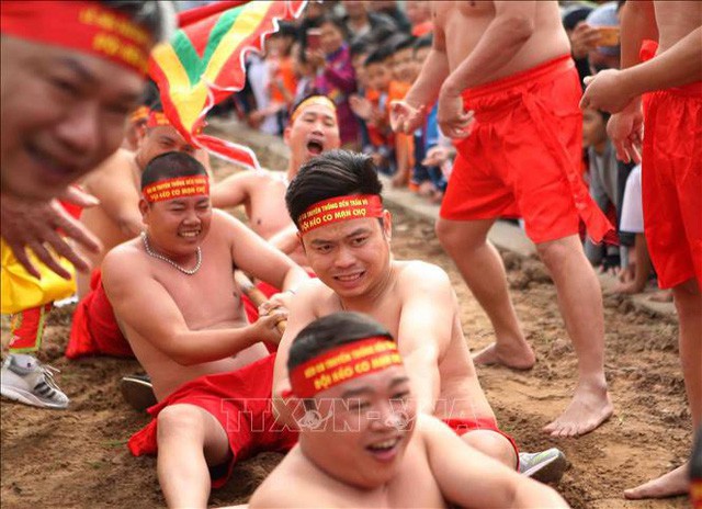 Nghi lễ kéo co ngồi truyền thống đền Trấn Vũ đón bằng ghi danh của UNESCO là di sản văn hóa phi vật thể đại diện của nhân loại