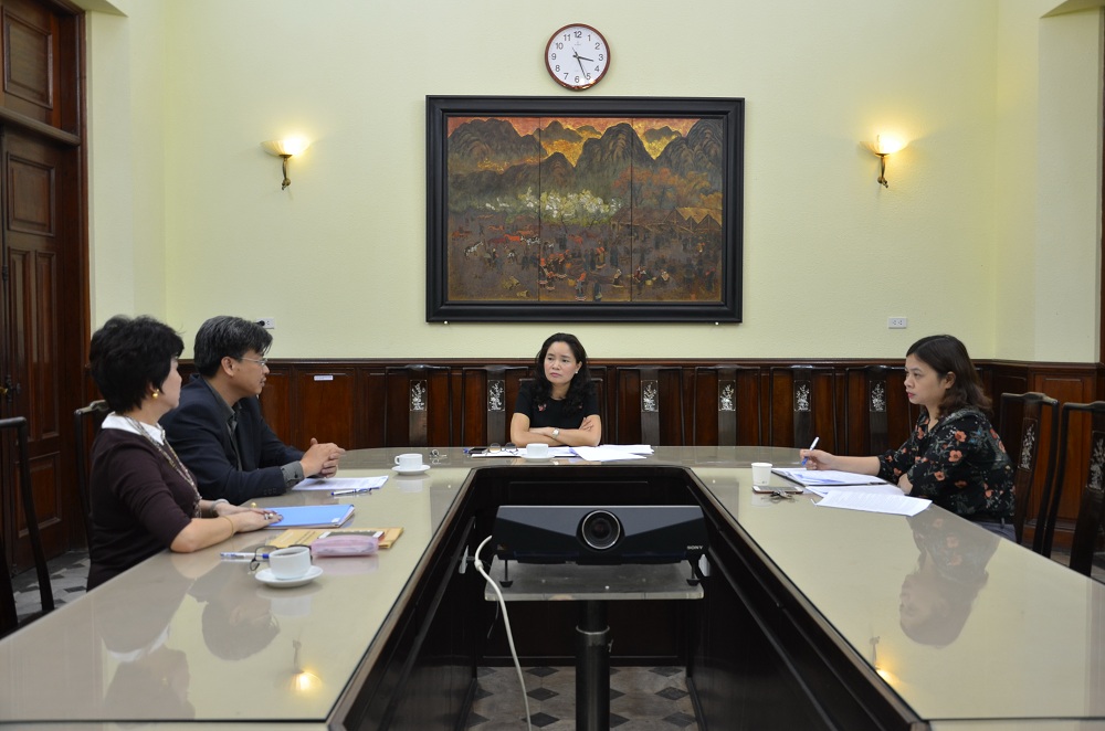 Thứ trưởng Trịnh Thị Thủy làm việc với Ban Quản lý Làng Văn hóa – Du lịch các dân tộc Việt Nam