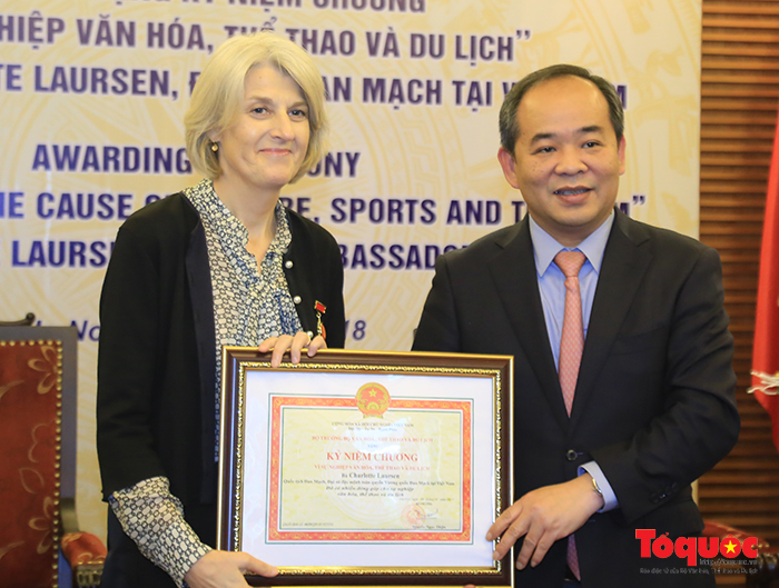 Trao Kỷ niệm chương “Vì sự nghiệp VHTTDL” cho Đại sứ Đan Mạch tại Việt Nam