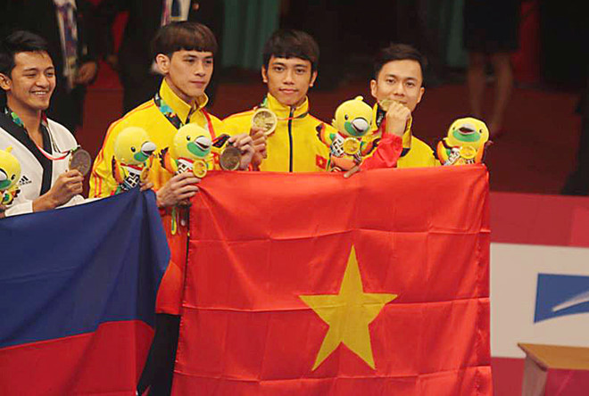 Bộ trưởng Bộ VHTTDL Nguyễn Ngọc Thiện thưởng nóng cho toàn đội Olympic Việt Nam