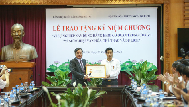 Bộ trưởng Nguyễn Ngọc Thiện được trao tặng Kỷ niệm chương “Vì sự nghiệp xây dựng Đảng Khối các cơ quan Trung ương” 