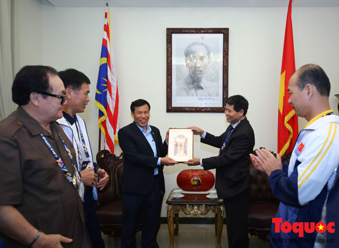 Bộ trưởng Bộ VHTTDL Nguyễn Ngọc Thiện đến thăm và làm việc với Đại sứ quán Việt Nam tại Malaysia