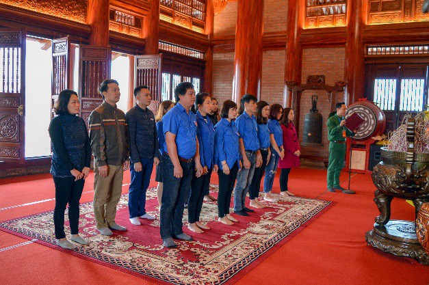 Đoàn Thanh niên Bảo tàng Văn hóa các dân tộc Việt Nam dâng hương tưởng niệm tại khu di tích lịch sử Đại đội TNXP 915