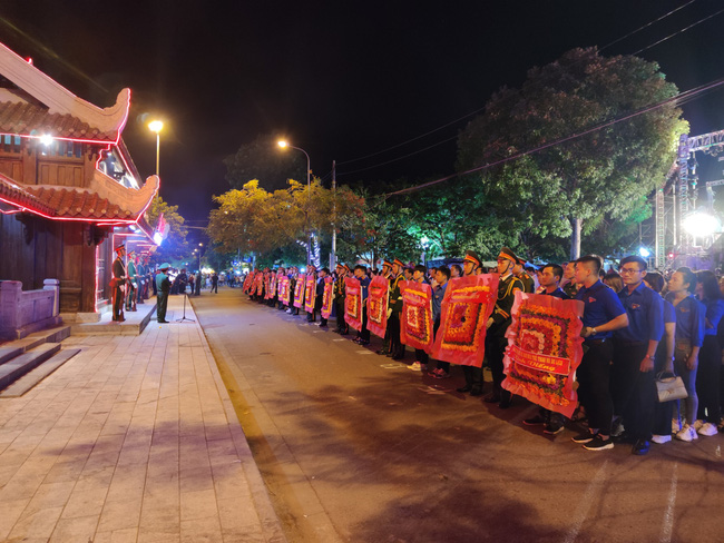 Đoàn thanh niên Bộ VHTTDL dâng hương và thả hoa đăng tưởng niệm các anh hùng liệt sĩ tại tỉnh Quảng Trị