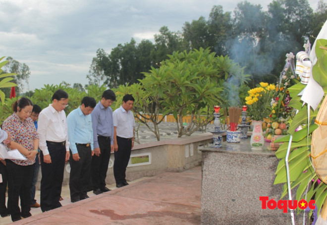 Bộ trưởng Nguyễn Ngọc Thiện viếng Nghĩa trang liệt sĩ ở Quảng Nam