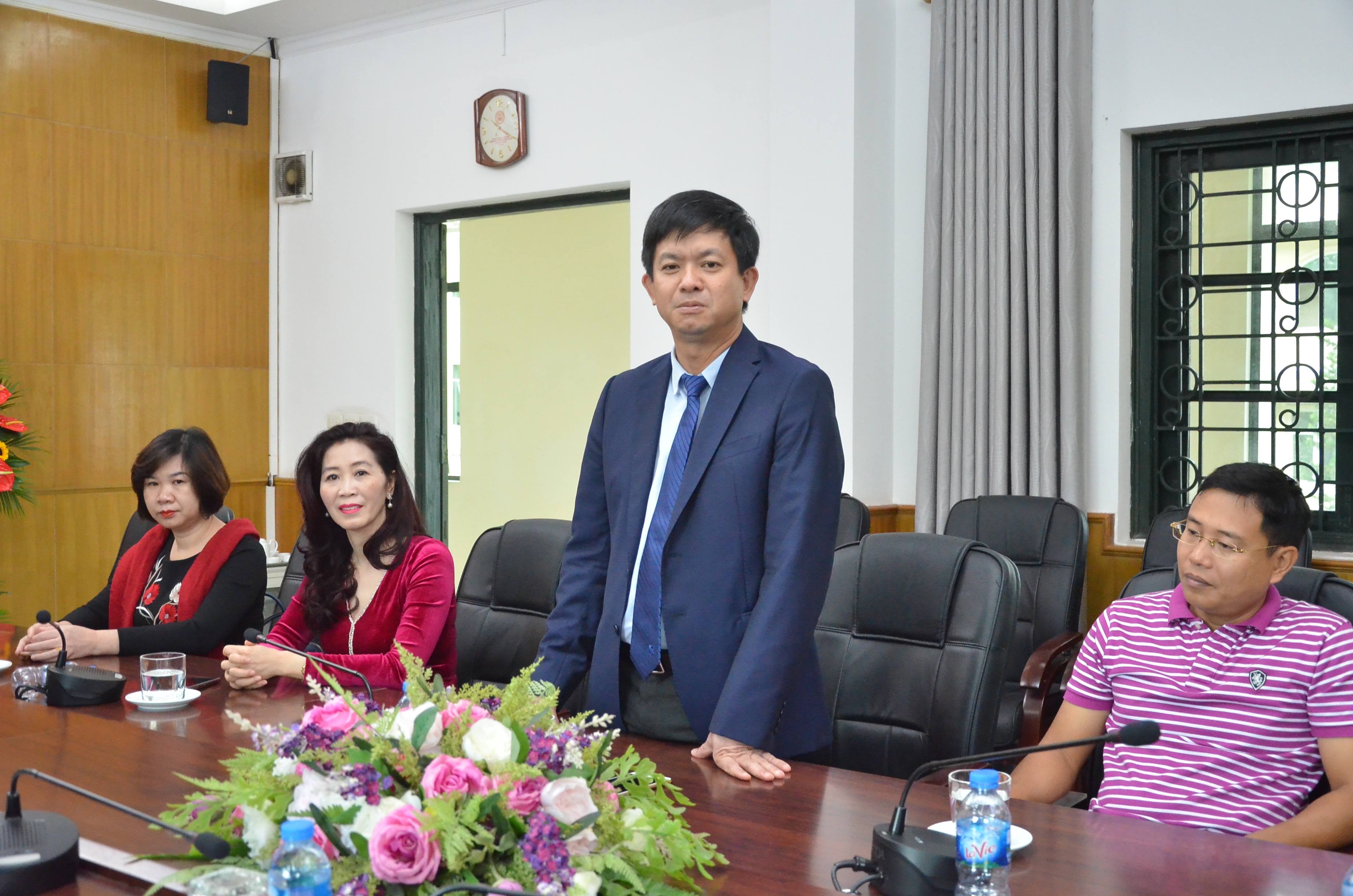 Thứ trưởng Lê Quang Tùng chúc mừng các thầy cô giáo Học viện Âm nhạc Quốc gia Việt Nam