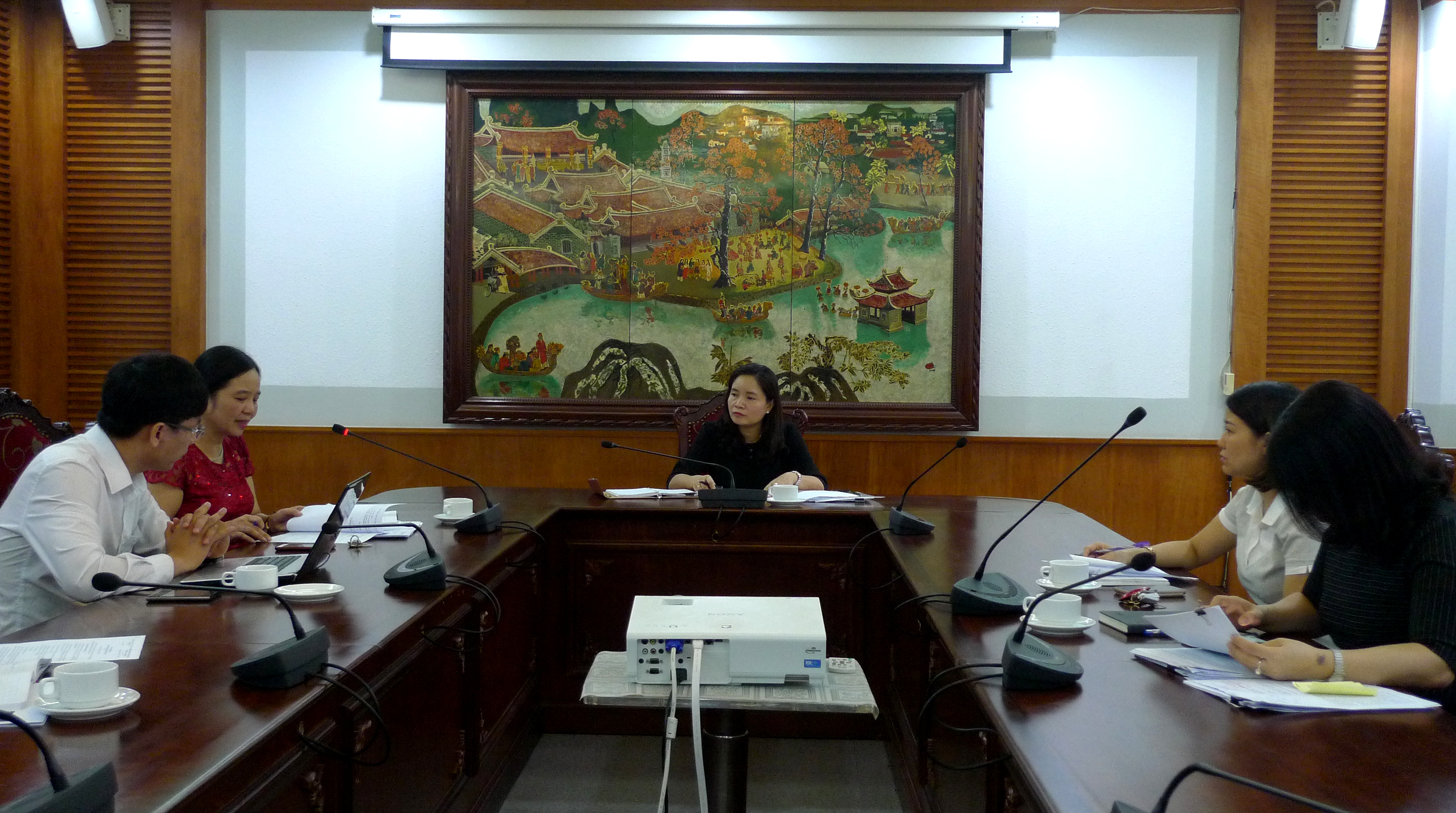 Thứ trưởng Trịnh Thị Thủy làm việc với Vụ Thư viện