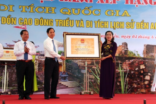 Thứ trưởng Đặng Thị Bích Liên dự lễ trao Bằng xếp hạng Di tích lịch sử quốc gia tại Quảng Ninh