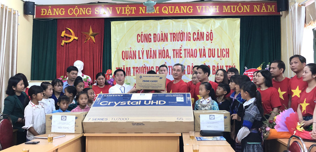 Trao tặng quà cho học sinh có hoàn cảnh khó khăn Mù Cang Chải