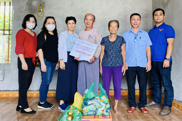 Công đoàn Văn phòng Bộ VHTTDL tặng quà cho các gia đình khó khăn tại Thái Bình