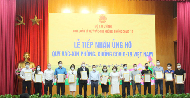 Công đoàn Bộ VHTTDL trao tiền ủng hộ Quỹ vắc xin phòng, chống Covid-19